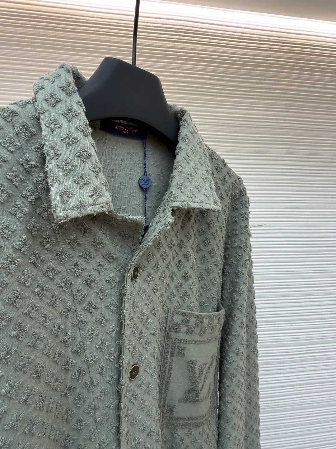 LOUIS VUITTON presbyopic terry shirt ●Original version: Purchased and developed by 14049 ●Item number: 1681930-B90 ●Fabric: jacquard terry fabric ●Technology: washed production ●Color: green ●Version: fitted version ●Weight: about 545 grams ●Size: XS-S-M-L ●Description: The fabric is custom-woven jacquard terry cloth with a weight of 250g. The bottom surface is made of 50s double-ply long-staple cotton yarn. The loops are made of 60s double-ply ring-spun combed cotton yarn. The bulk yarn color is customized and dyed. A 20-needle single-sided terry jacquard machine is used to weave the gray fabric. The finished fabric is then washed and shaped. After the washing process, the ring-spun yarn loops are more fluffy and three-dimensional than those of compact spinning. The positioning pattern is purely cut after finishing work, and the loss is huge. It has specific four-eye hand-stitched buttons and three-label washing. The overall wiring is straight and delicate, the fabric is comfortable and soft, and the color is consistent without color difference. It can be matched with the same style to create a fashionable look and control various occasions. Customized accessories, complete with three standards, same style for men and women!